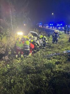 Fahrzeugüberschlag mit eingeklemmter Person in Villach